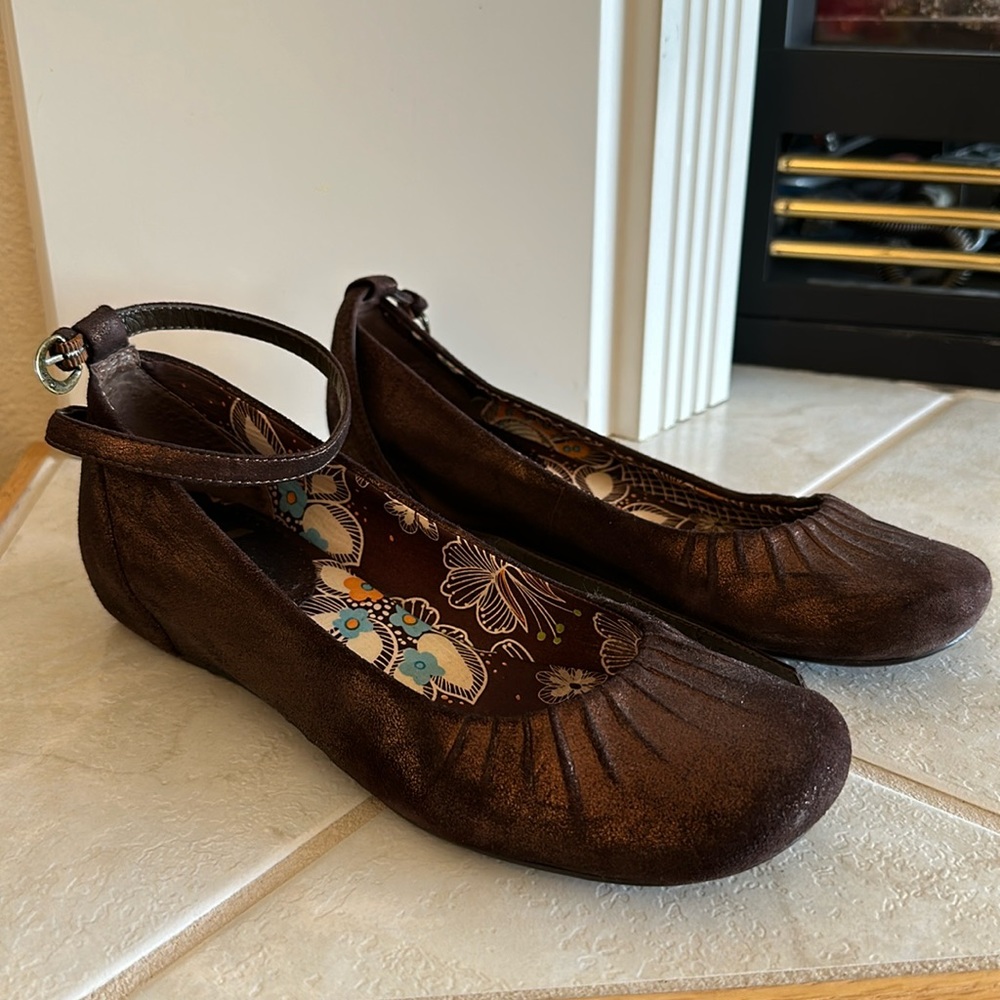 Report size 8 short wedge with Mary Jane strap model Camila